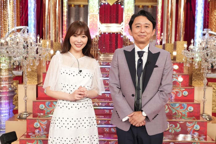 (左から)指原莉乃、有吉弘行(C)日本テレビ