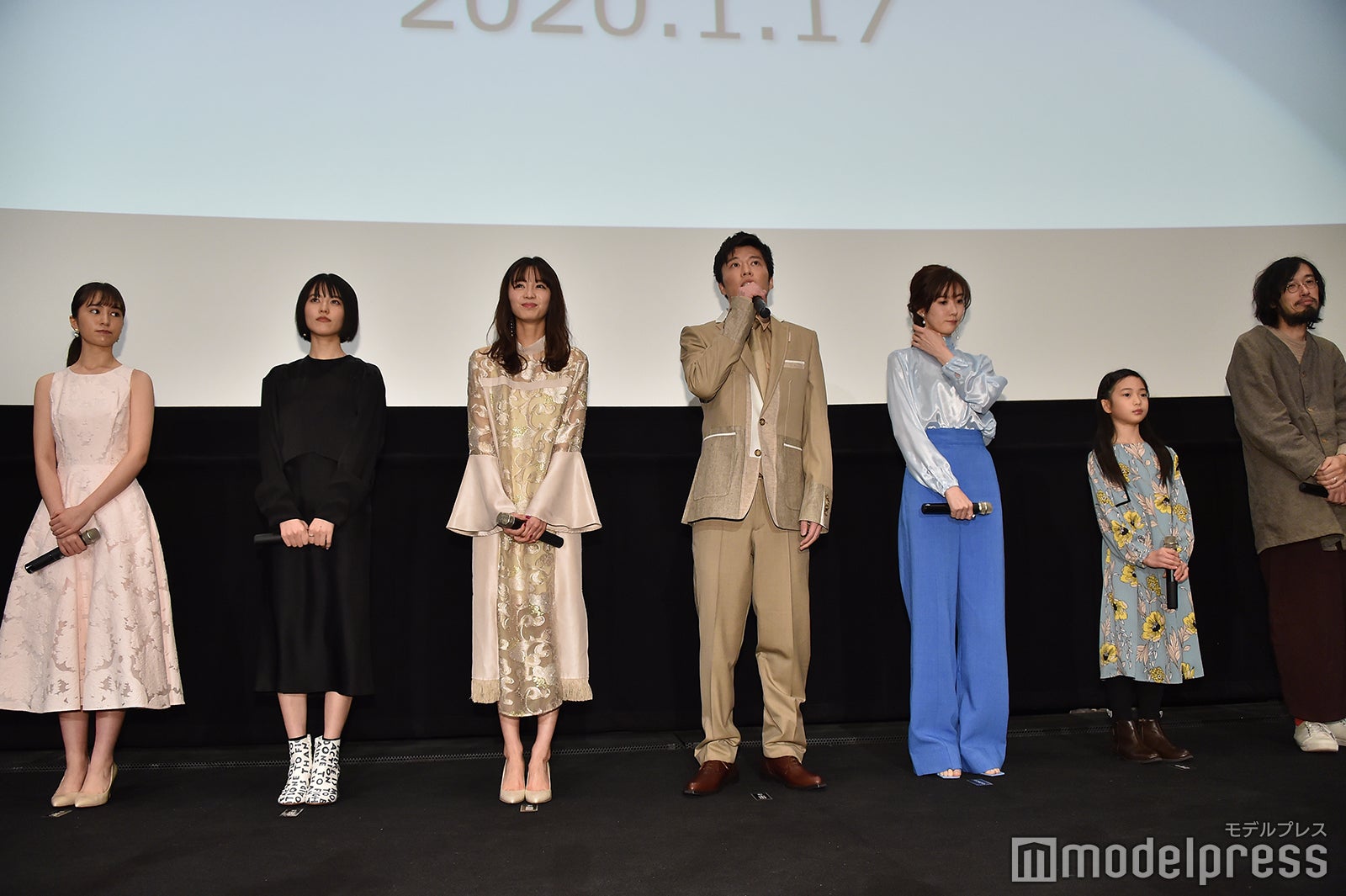 （左から）松木エレナ、志田彩良、岡崎紗絵、田中圭、ともさかりえ、白鳥玉季、今泉力哉監督（C）モデルプレス