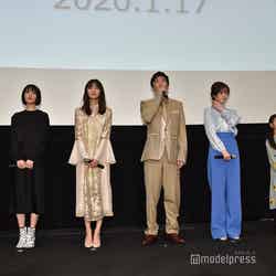 （左から）松木エレナ、志田彩良、岡崎紗絵、田中圭、ともさかりえ、白鳥玉季、今泉力哉監督（C）モデルプレス