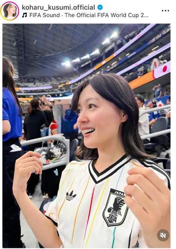 「めちゃくちゃ美人がいる」W杯生観戦で反響の元国民的アイドル 「きもちぃ」夏服で髪かき上げ「超絶きゃわいい♥」「良い女過ぎる」久住小春34歳