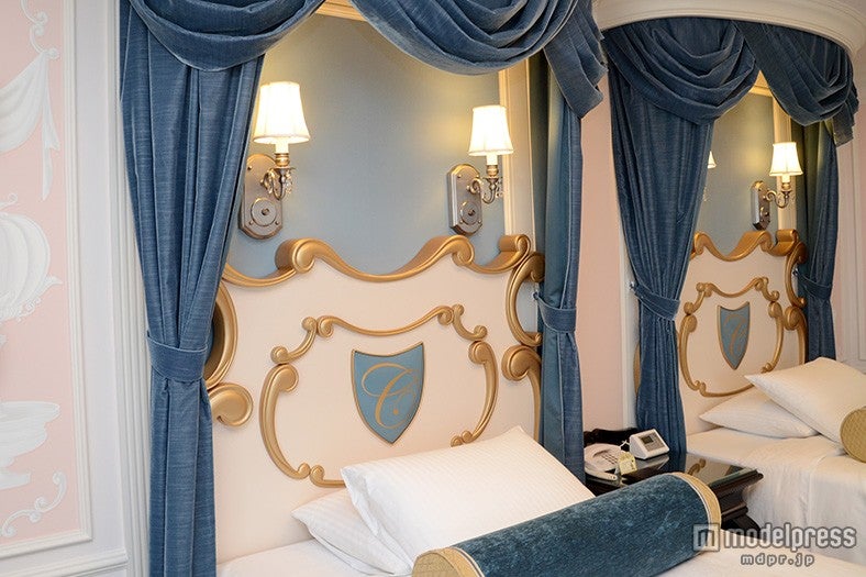 馬車を思わせる優雅なヘッドボード