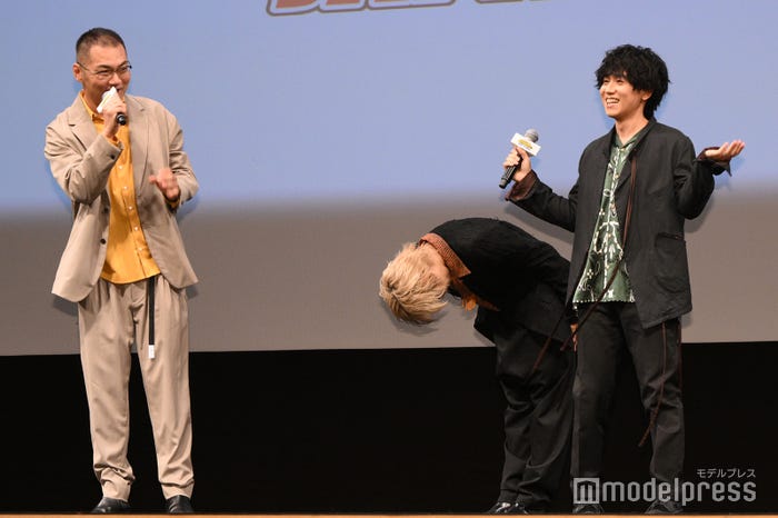オールマイト・三宅健太に深く敬礼する岡本信彦、感激の様子の山下大輝(C)モデルプレス(C)モデルプレス