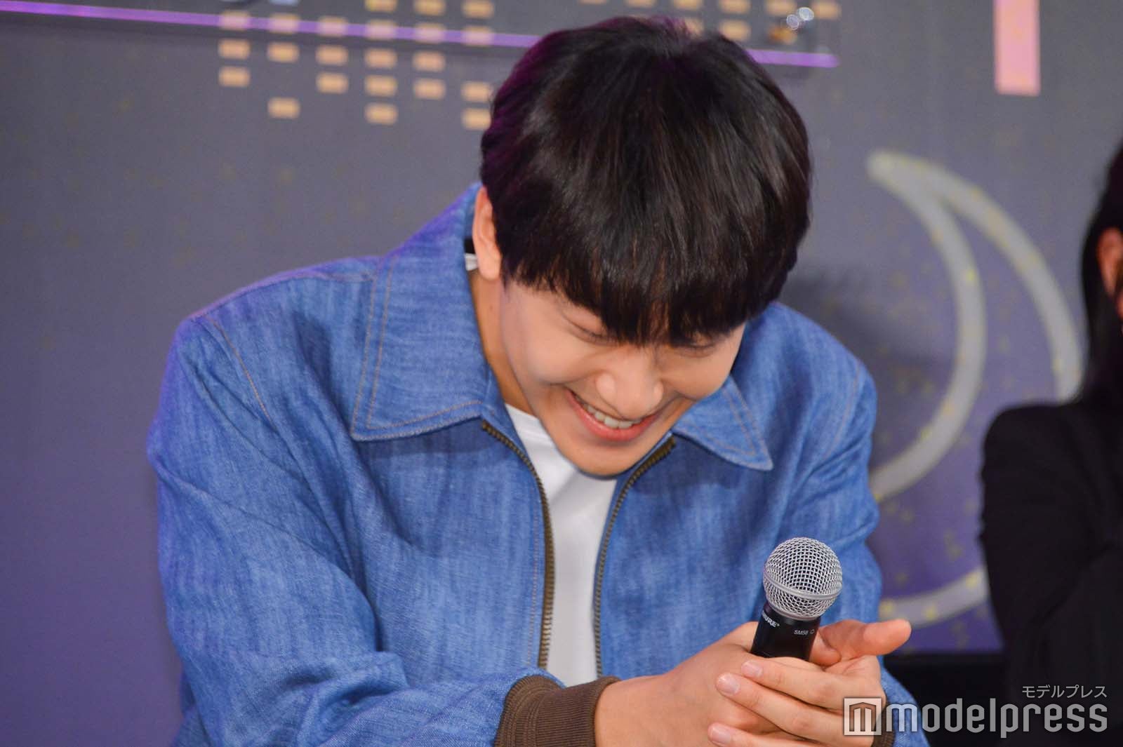 照れ笑いが止まらないイ・ドヒョン（C）モデルプレス