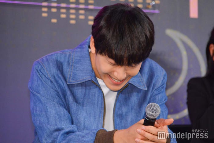 照れ笑いが止まらないイ・ドヒョン(C)モデルプレス