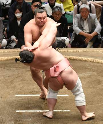 霧島、若隆景とも3敗死守 賜杯の行方は優勝決定戦に