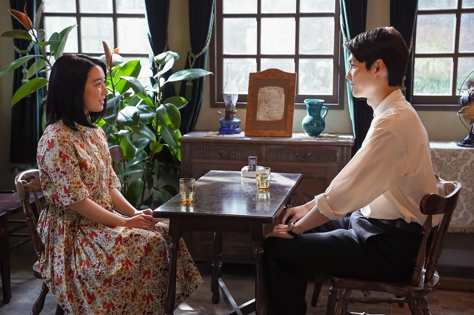 上白石萌音、松村北斗「カムカムエヴリバディ」より （C）NHK