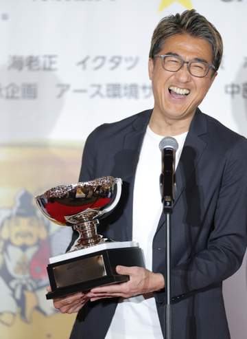 芸能界きっての「そばマニア」56歳イケオジ歌手 芸能人ゴルフ大会で優勝「おじさんでも上手になる」