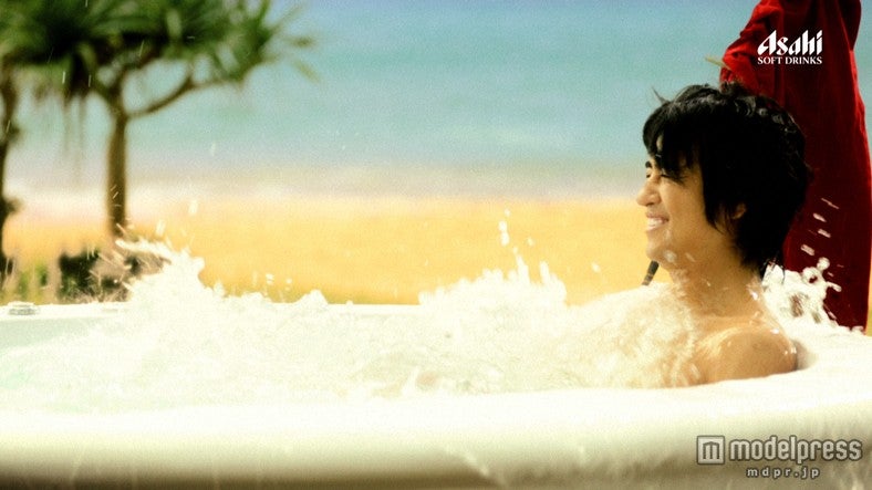 斎藤工、ジャグジーバスで肉体美を披露「カイッカン！」