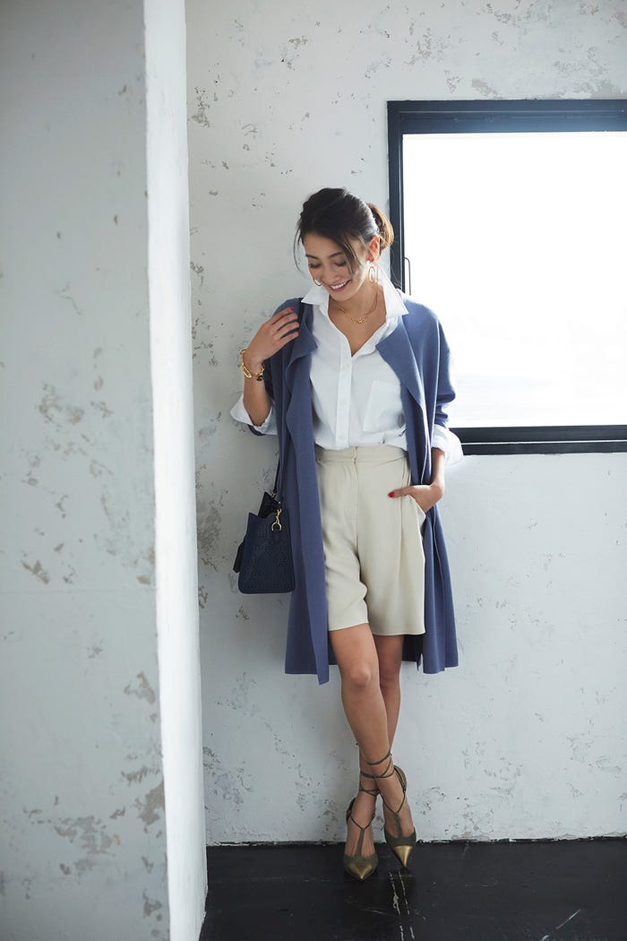 ロングニットカーディガン¥20,000/TONAL ドロップショルダーシャツ¥23,000/ドゥーズィエム クラス(ミューズ ドゥ ドゥーズィエムクラス) サイドラインショートパンツ¥58,000/アルビーノ(アルアバイル) ピアス¥5,000、ブレスレット¥8,500/ともにヴェラッティ(スローブ イエナ) チョーカー¥7,000/Jouete バッグ¥18,000/ハシバミ パンプス¥15,000/ダイアナ(ダイアナ 銀座本店)(C)TOPLOG