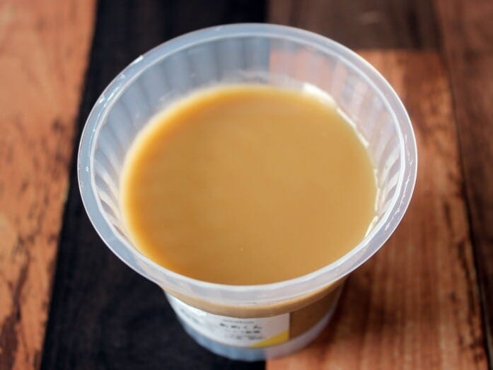 ブロンド色のキャラメルソースに覆われています