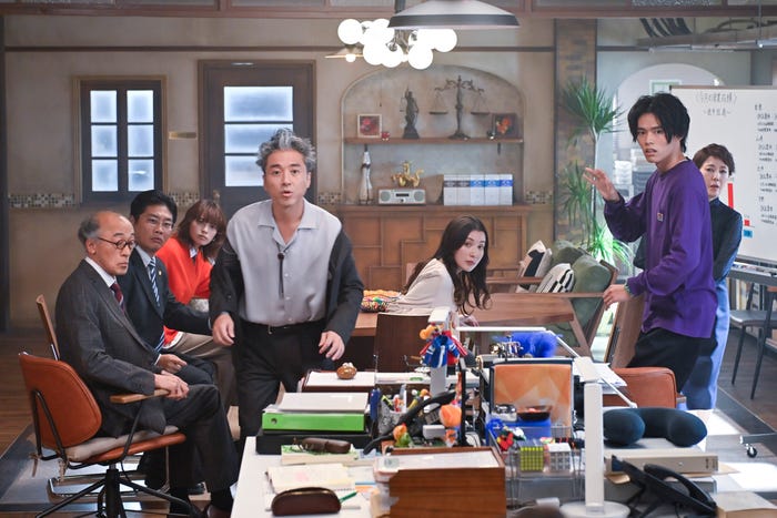 (左から)酒向芳、松尾諭、平手友梨奈、ムロツヨシ、村川絵梨、日向亘、戸田恵子「うちの弁護士は手がかかる」第8話より(C)フジテレビ