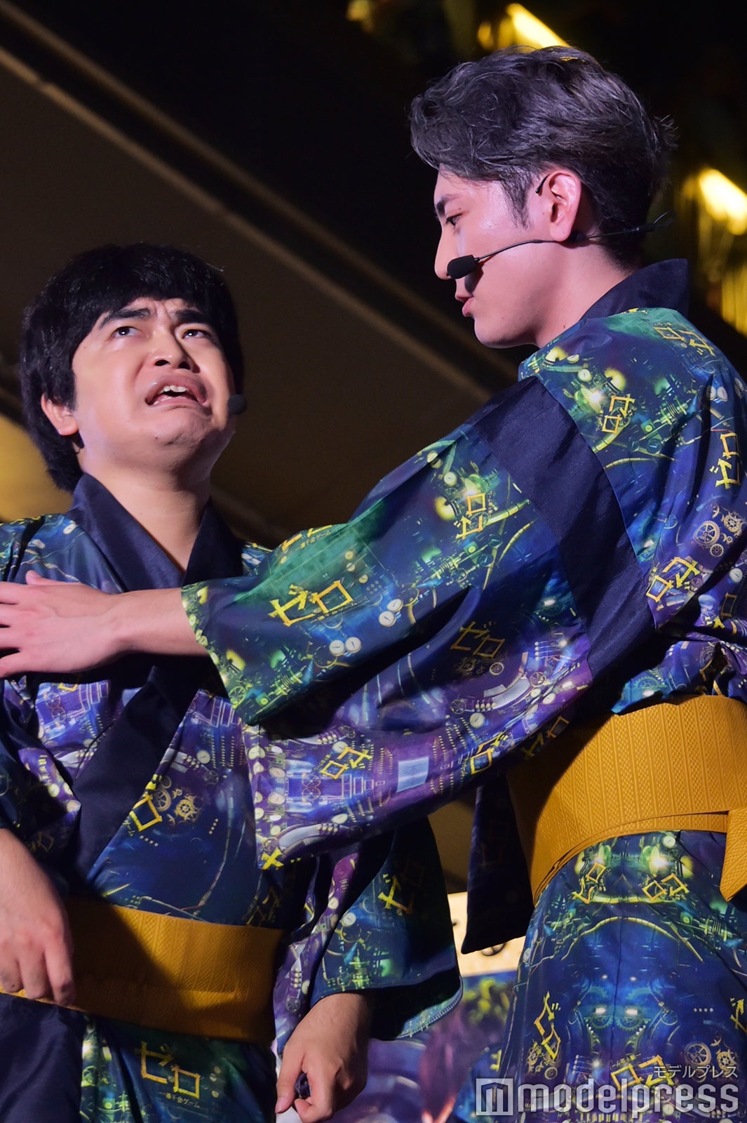 ぐずる加藤諒をなだめる間宮祥太朗 （C）モデルプレス