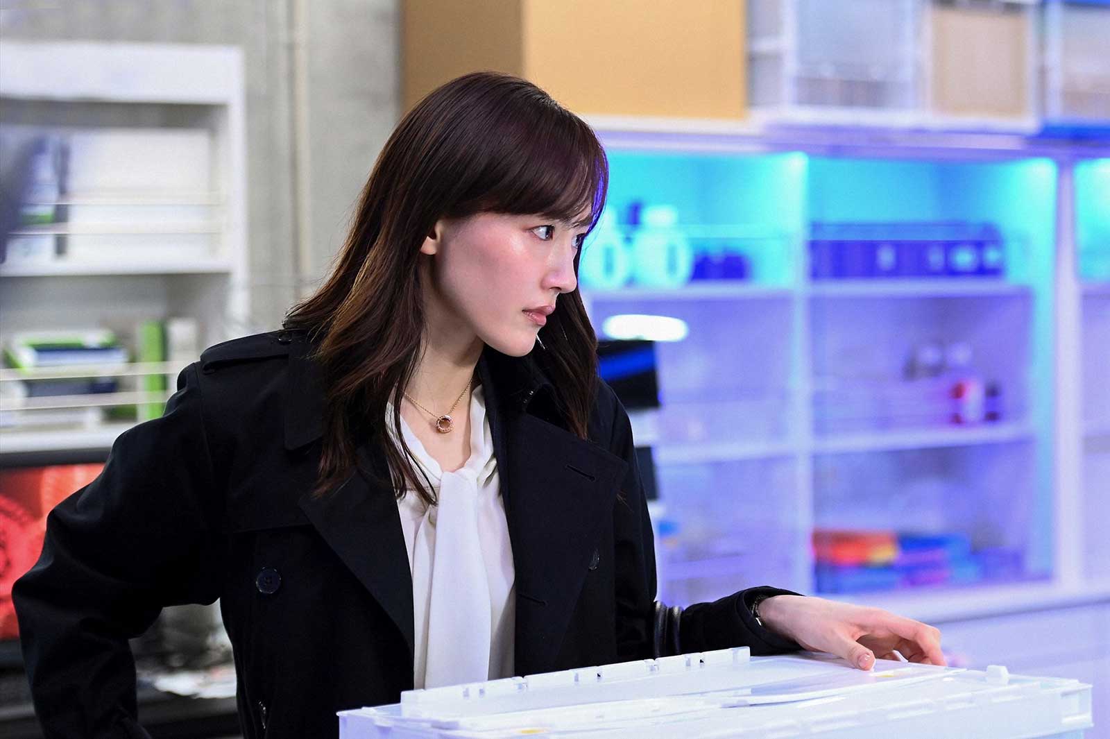 綾瀬はるか「天国と地獄 ～サイコな2人～」第8話より（C）TBS