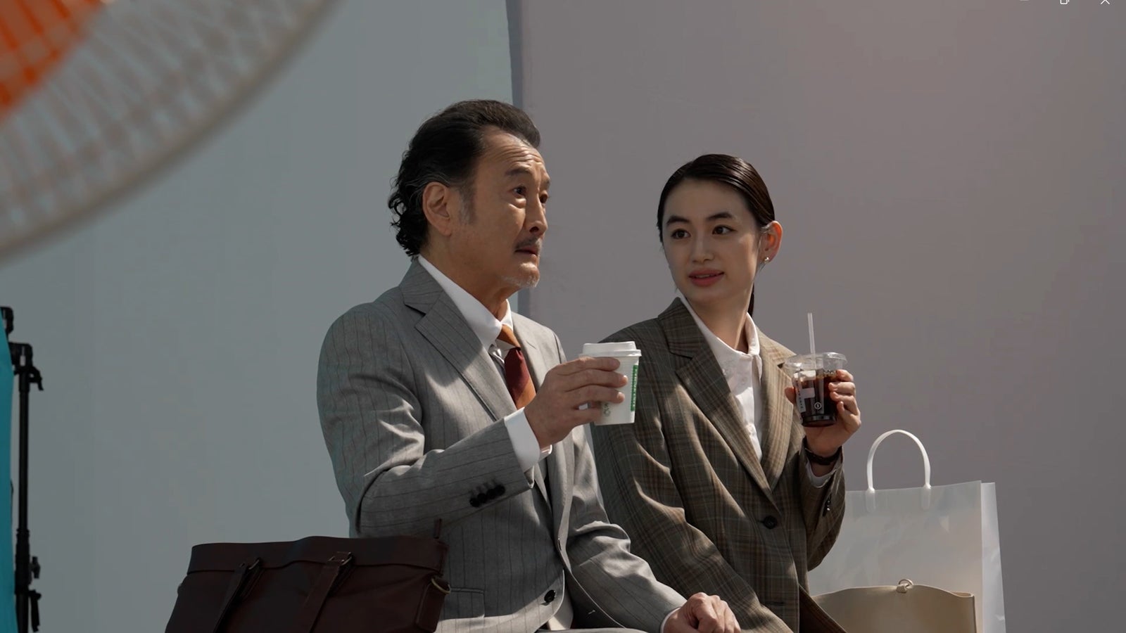 吉田鋼太郎、八木莉可子／新TVCM「FAMIMA CAFE刷新うまさに驚け。」篇（提供写真）