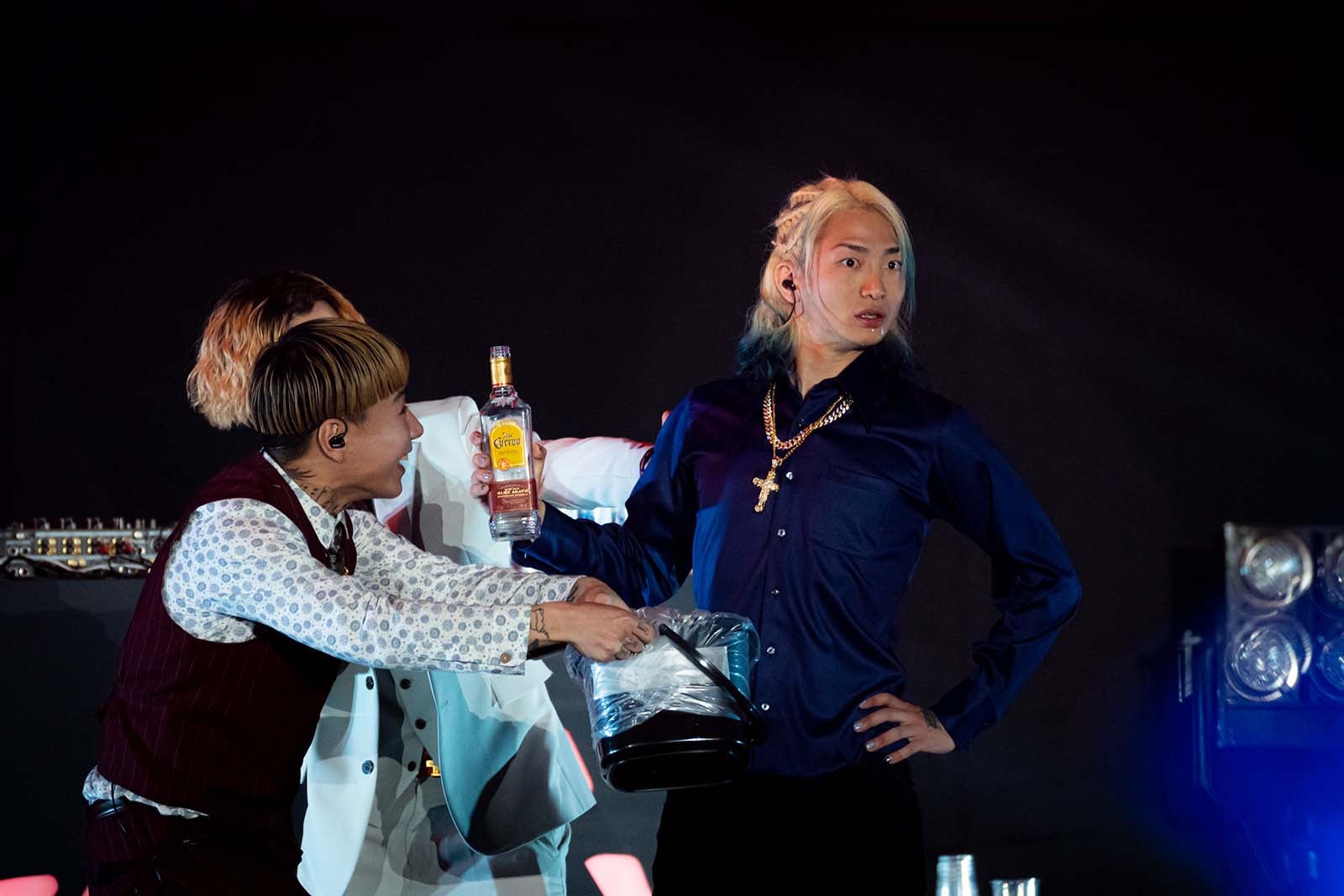 泥酔中のDJ社長に笑いを隠せないDJ銀太／「AGESTOCK2023 -Repezen Foxx TOKYO LIFE- in 国立代々木競技場 第一体育館」の様子（提供写真）