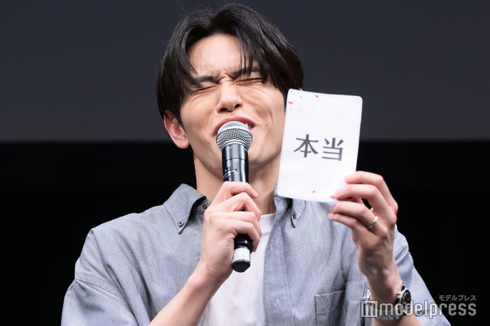メンバーとの旅行エピソードを信じてもらえなかった影山拓也(C)モデルプレス