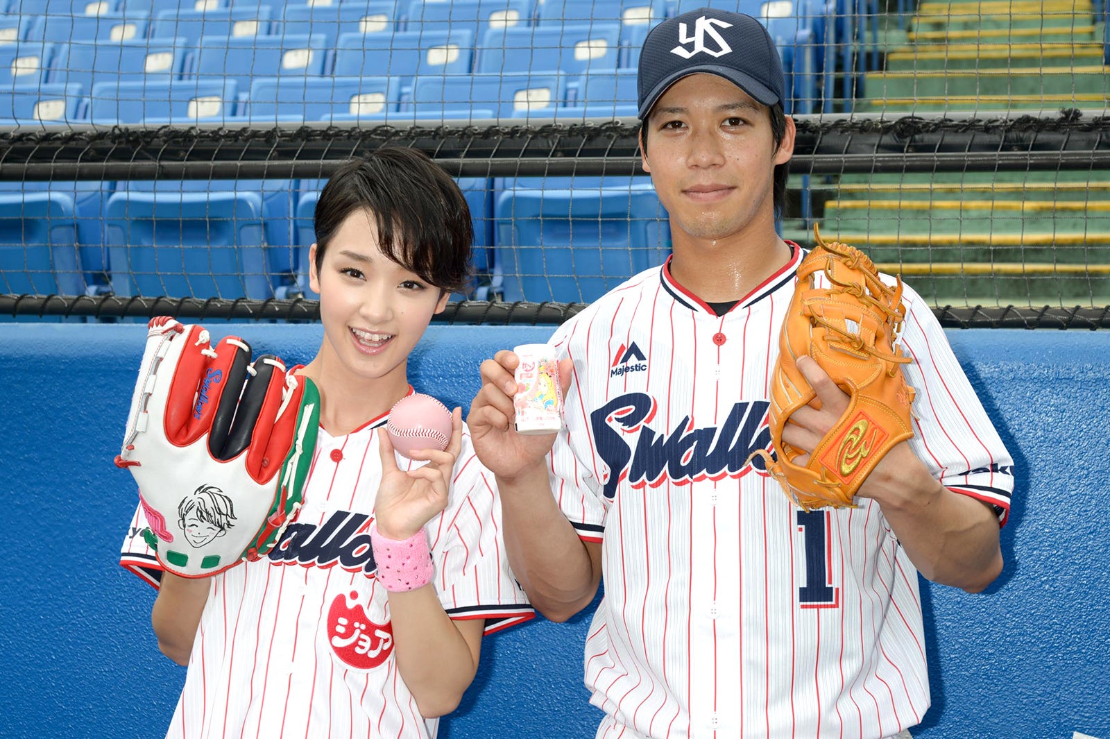 剛力彩芽、山田哲人選手／（C）Disney