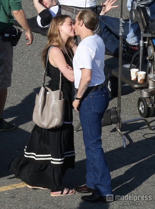 薄毛ヘアのジョニー・デップ、婚約者アンバーとKISS