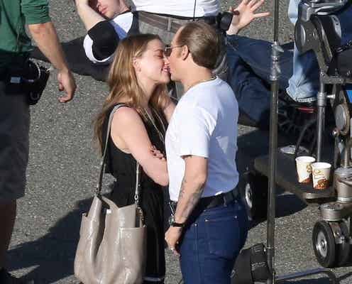 薄毛ヘアのジョニー・デップ、婚約者アンバーとKISS