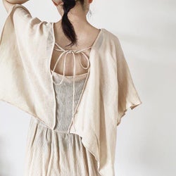 背中開きトップス、下着はどうする?「バックシャン肌見せ服」のインナー&着こなし方10選