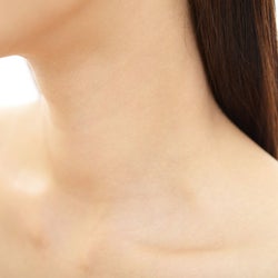 美人の条件は胸鎖乳突筋にあり!? デコルテが映えるマッサージ方法