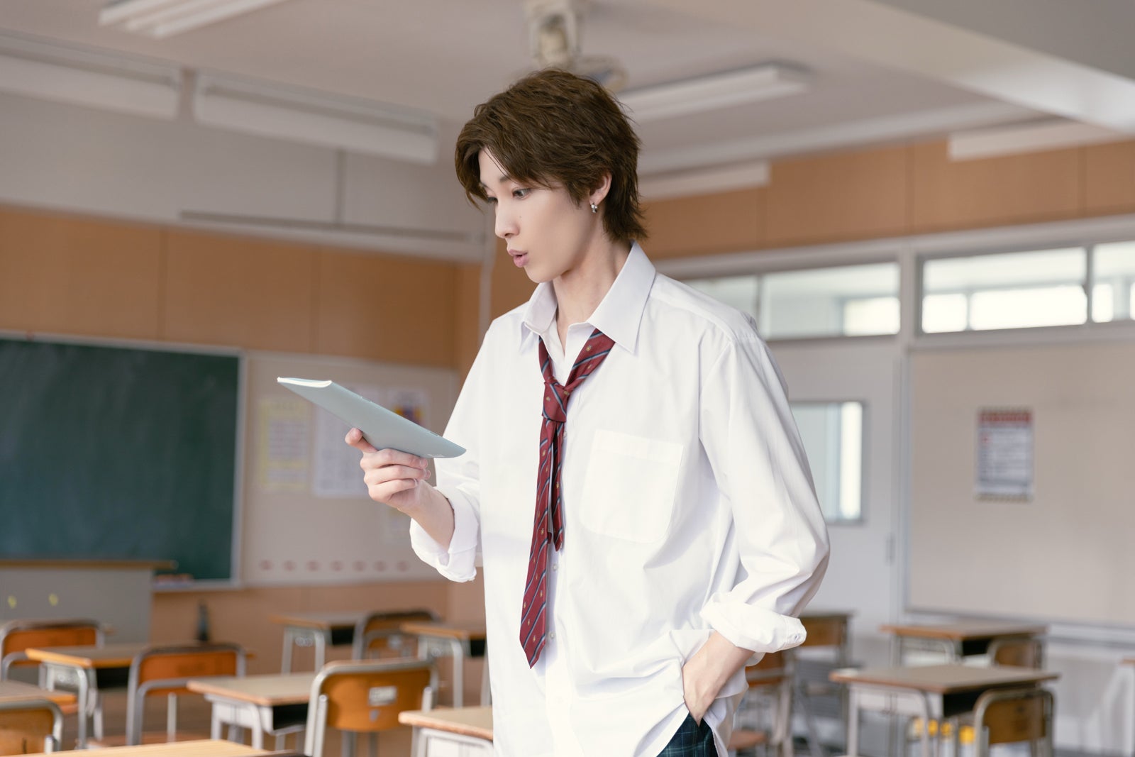 四坂亮翔（C）「陽キャ集団にいる芹沢は、俺の前だと様子がおかしい」製作委員会