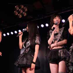 秋元才加(左)/卒業公演(C)AKS