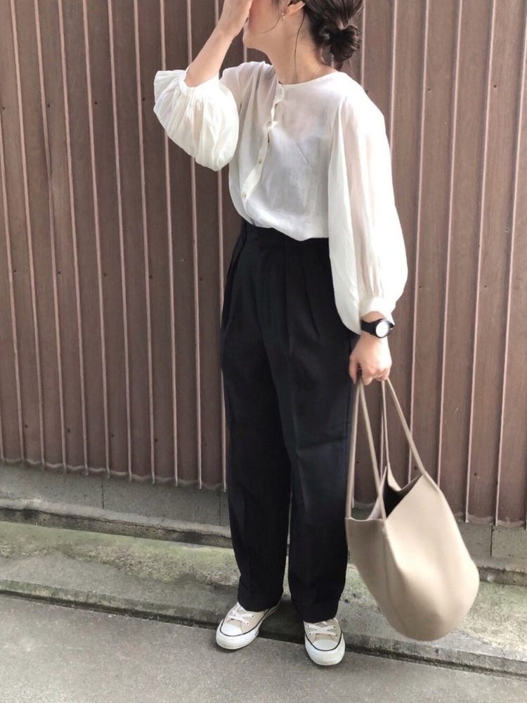 画像6 8 黒パンツ で体型カバー 美脚見せの最強スタイルアップコーデ7選 小柄女子におすすめ モデルプレス