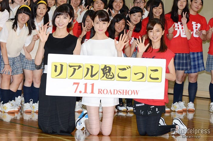 (左から)篠田麻里子、トリンドル玲奈、真野恵里菜