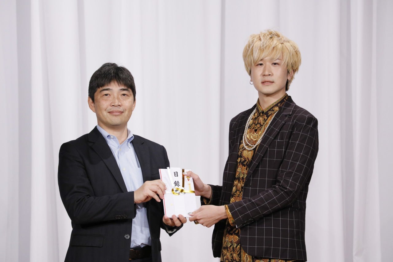 大石ロミーさん（右）／画像提供：よしもとクリエイティブ・エージェンシー