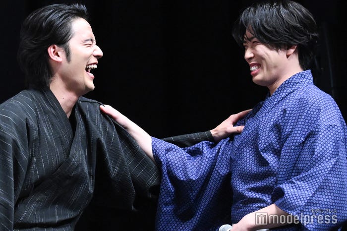 サプライズに顔を合わせて笑い崩れる水上恒司、宮舘涼太(C)モデルプレス
