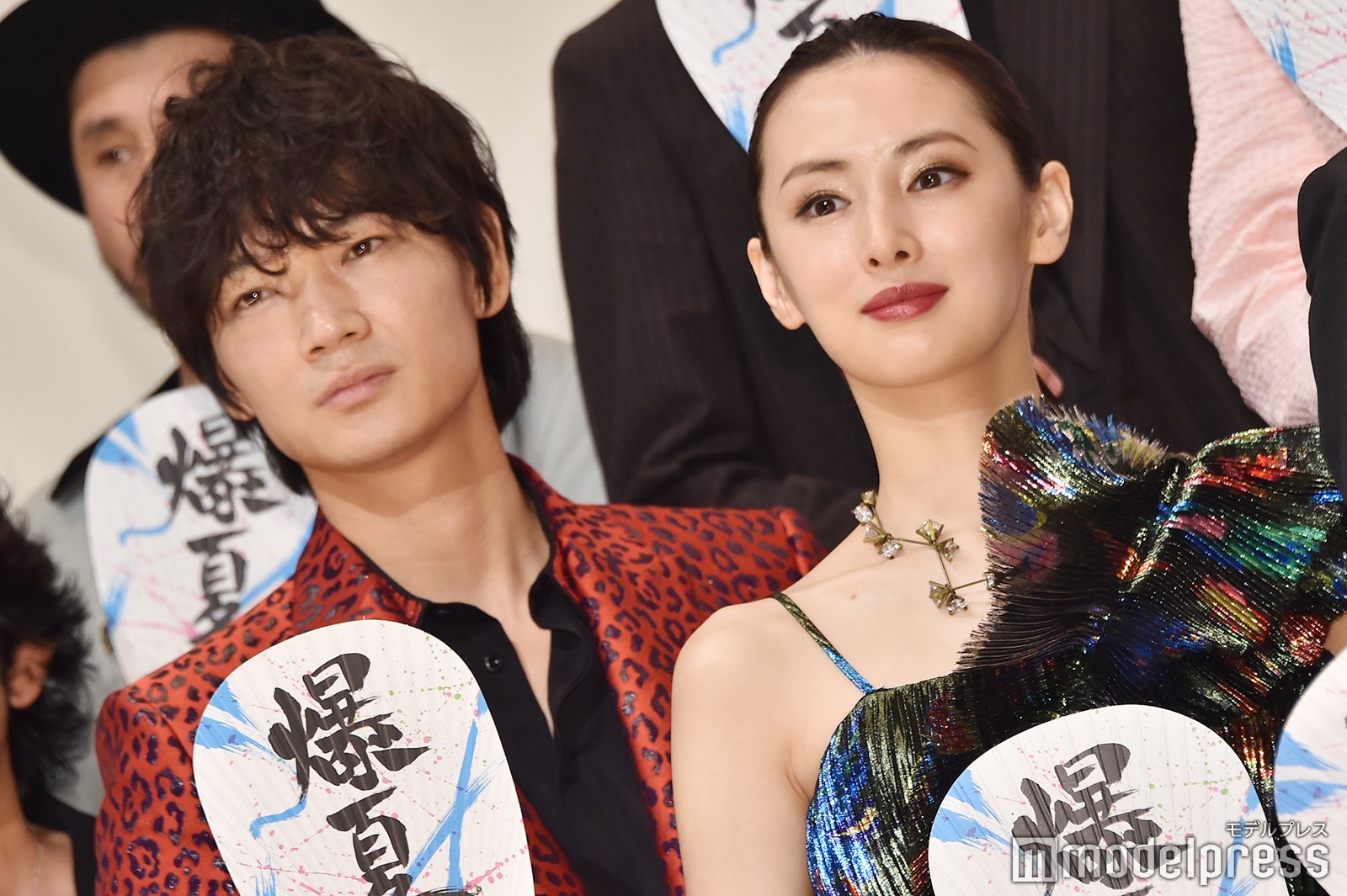 綾野剛 ド派手 ヒョウ柄赤スーツで登場 役者として生まれ直した 手応え語る パンク侍 斬られて候 モデルプレス 綾野剛 ド派手 ヒョウ柄赤スーツで登場 役者として生まれ直した 手応え語る パンク侍 斬られて候 モデルプレス
