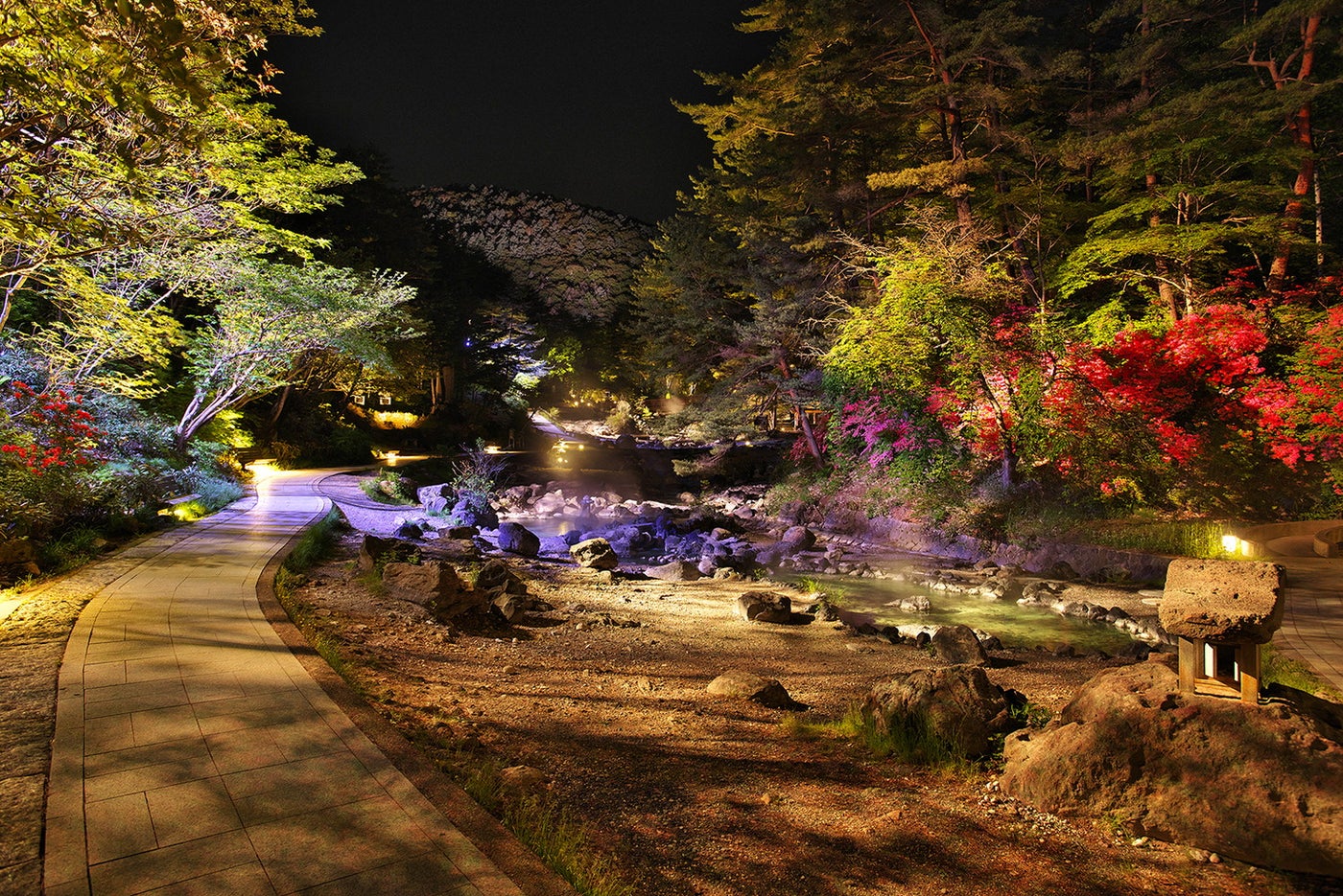 岩と湯煙が広がる公園内の最奥部には、草津温泉最大級を誇る西の河原露天風呂がある／提供画像