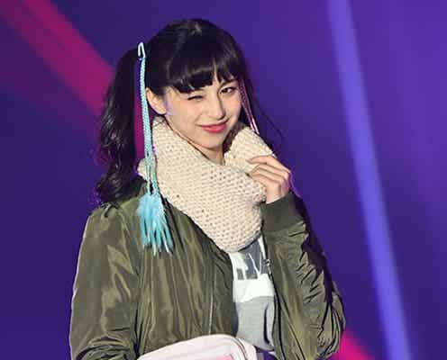 中条あやみ、ツインテールで笑顔全開ランウェイ キュートなウインクも披露<GirlsAward 2015 A/W>