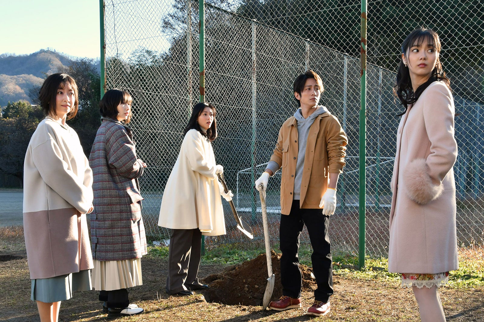 黒川智花、本仮屋ユイカ、波瑠、溝端淳平、新川優愛／「愛しい嘘～優しい闇～」第1話より（C）テレビ朝日