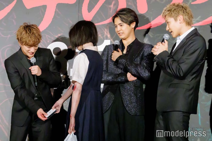 さなからテープを受け取る白濱亜嵐、通り過ぎられた片寄涼太&小森隼(C)モデルプレス