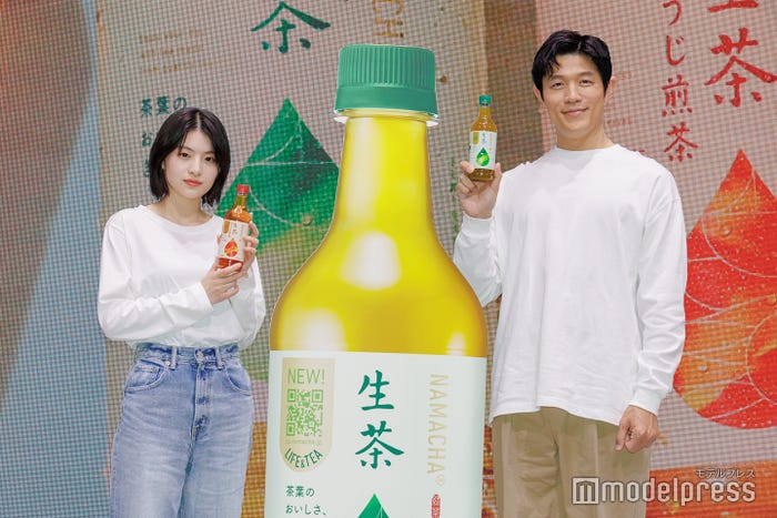 出口夏希、鈴木亮平(C)モデルプレス