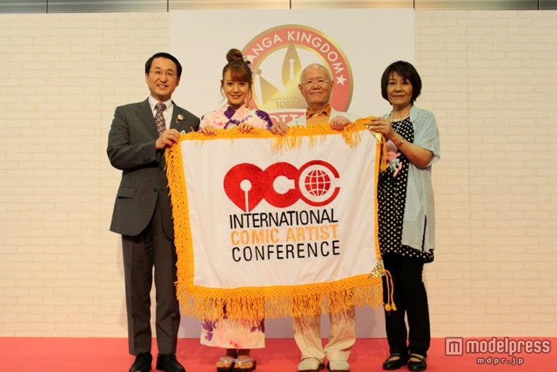 左から：鳥取県・平井知事、トリンドル玲奈、ちばてつや氏、里中満智子氏