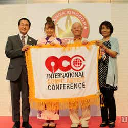 左から:鳥取県・平井知事、トリンドル玲奈、ちばてつや氏、里中満智子氏