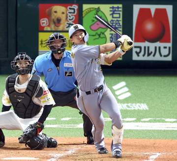 阪神大敗も希望の光 ドラ1立石が11戦ぶり2号2ラン「積極的に行こうと」歓声沸く博多虎党へ力強く拳