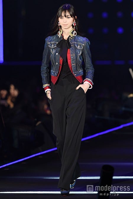 「第21回 東京ガールズコレクション2015 AUTUMN/WINTER」に出演した中条あやみ