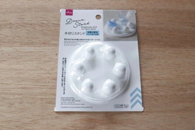 ダイソー　水切りスタンド（珪藻土配合、ペットボトル用）　パッケージ