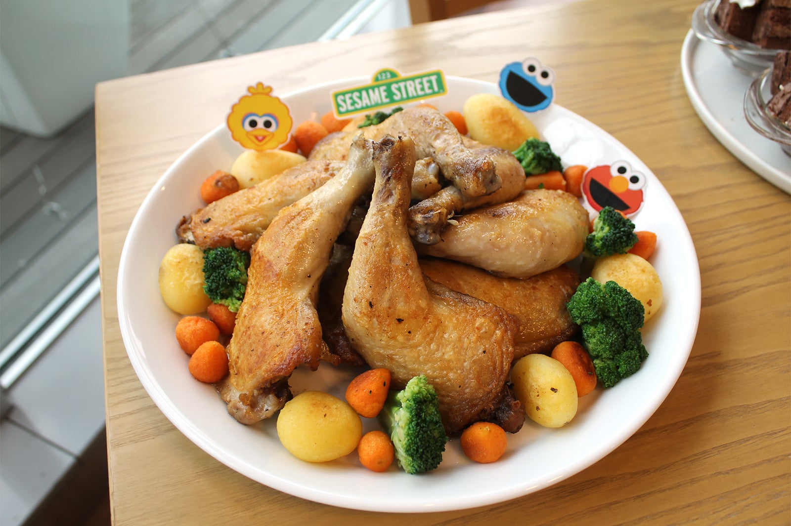 ローストチキン／TM and（C）2016 Sesame Workshop．All Rights Reserved．