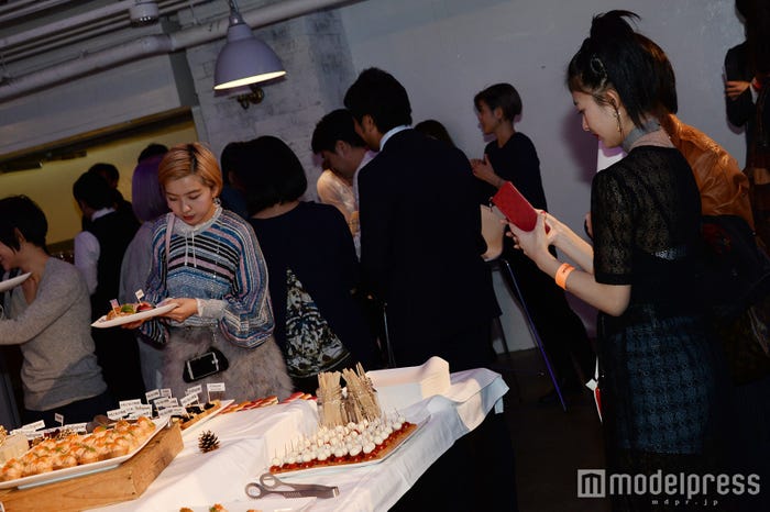 ケータリングを撮影するインスタグラマー達(C)モデルプレス