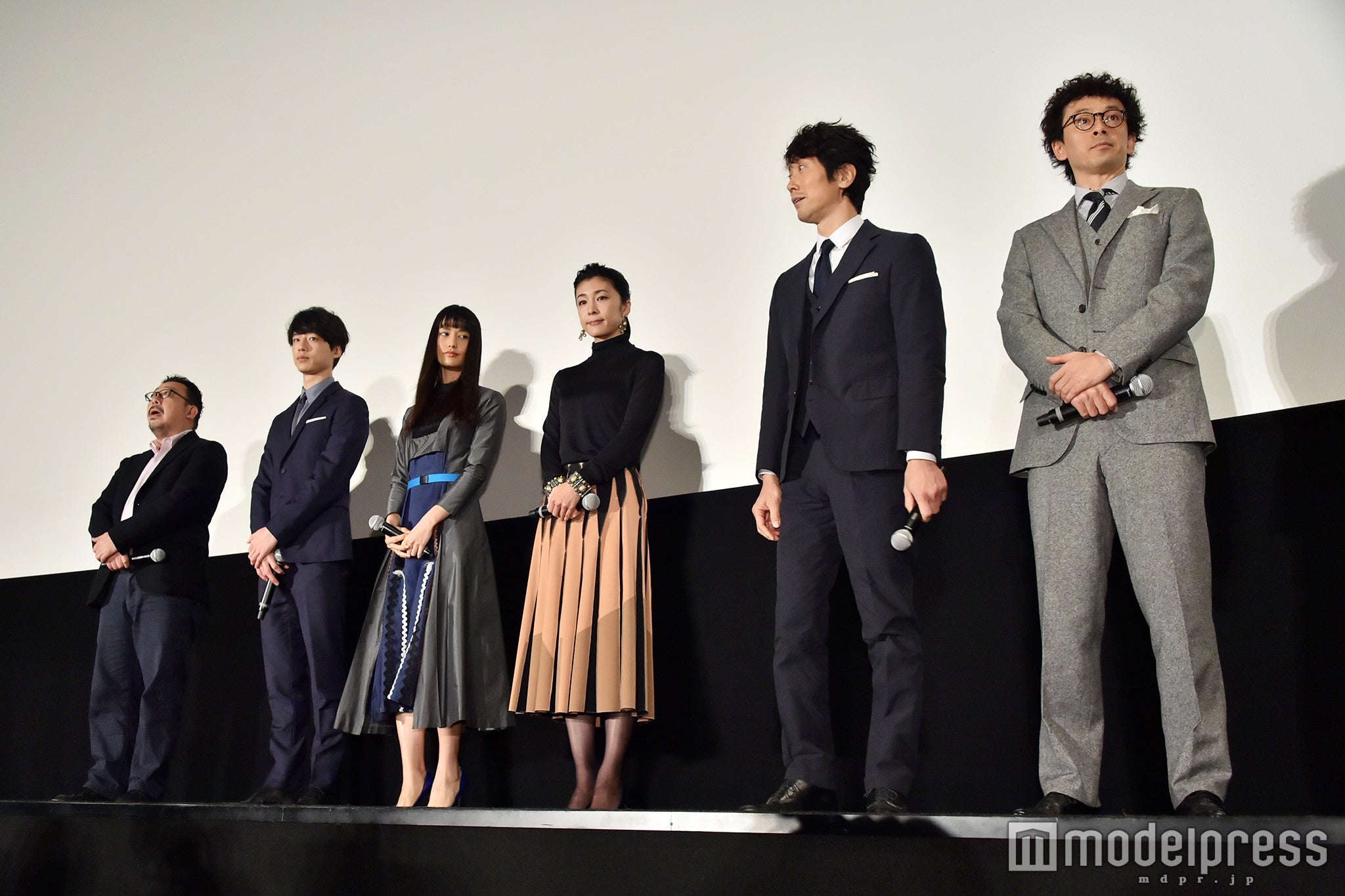 （左から）中村義洋監督、坂口健太郎、橋本愛、竹内結子、佐々木蔵之介、滝藤賢一（C）モデルプレス