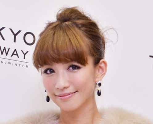 優木まおみ、SEXYミニワンピで美脚披露!美肌の秘訣も明かす