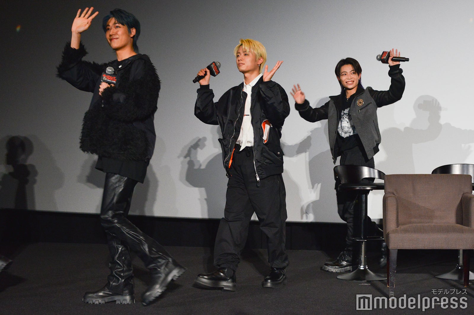 会場に駆けつけたファンに手を振るメンバー（C）モデルプレス