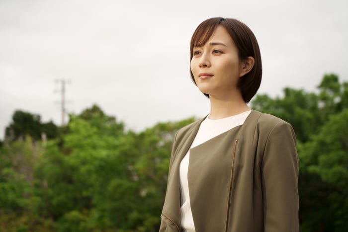 比嘉愛未(C)2022「法定相続人」製作委員会