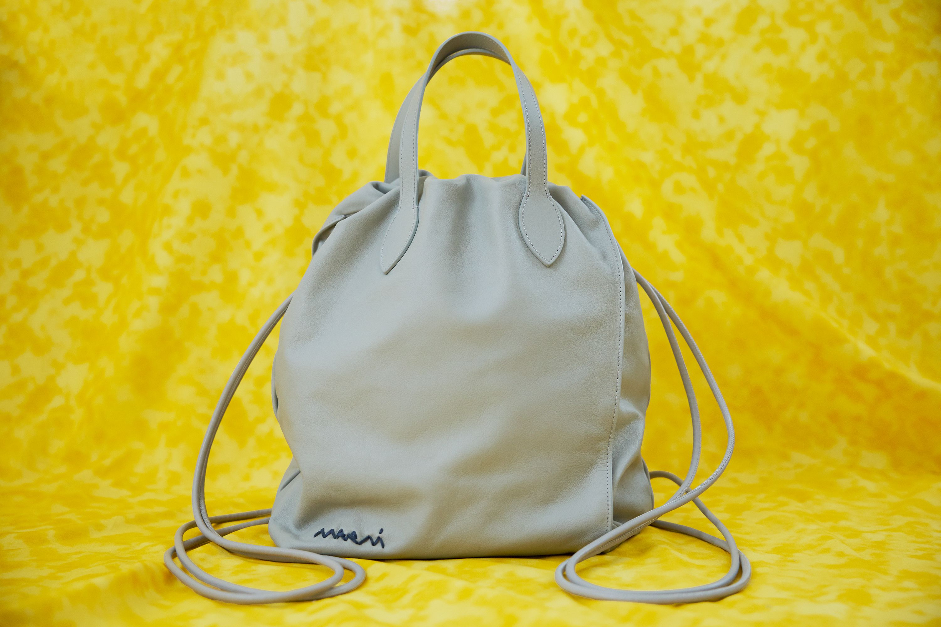 遊び心と機能美がエレガントに共存するマルニ──2026年春、バッグと財布の最新事情