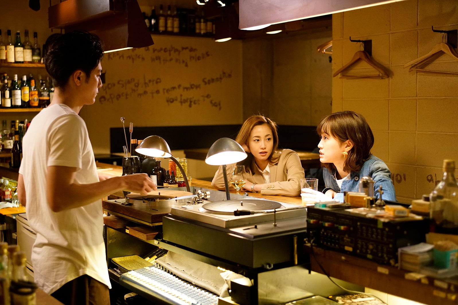 “BARロマ”でのシーン／映画「食べる女」（C）2018「食べる女」倶楽部